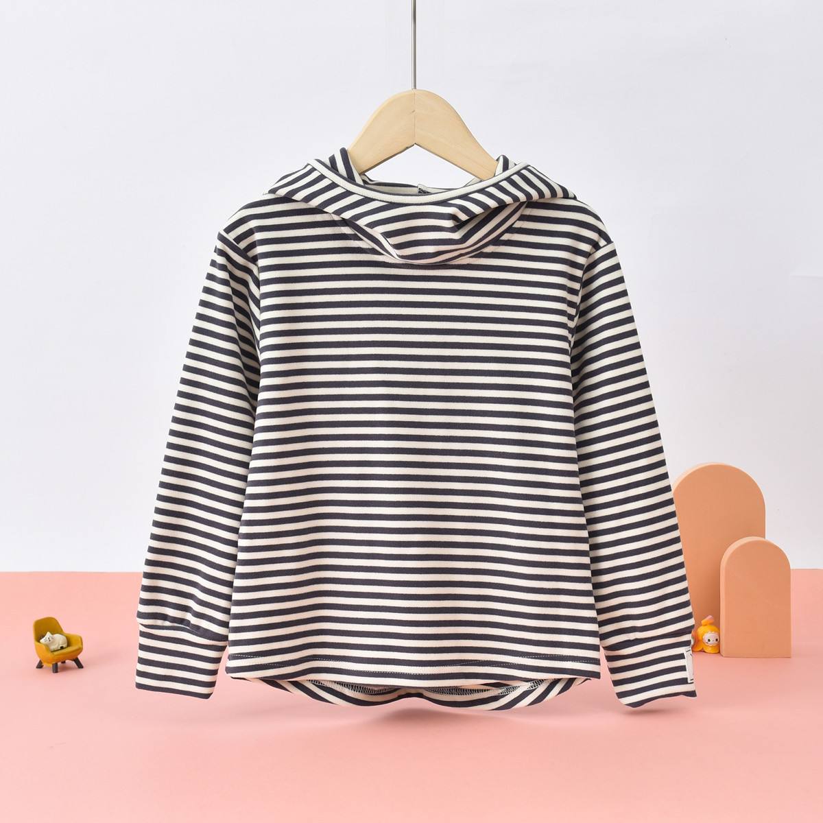 Camisa infantil de otoño con capucha.